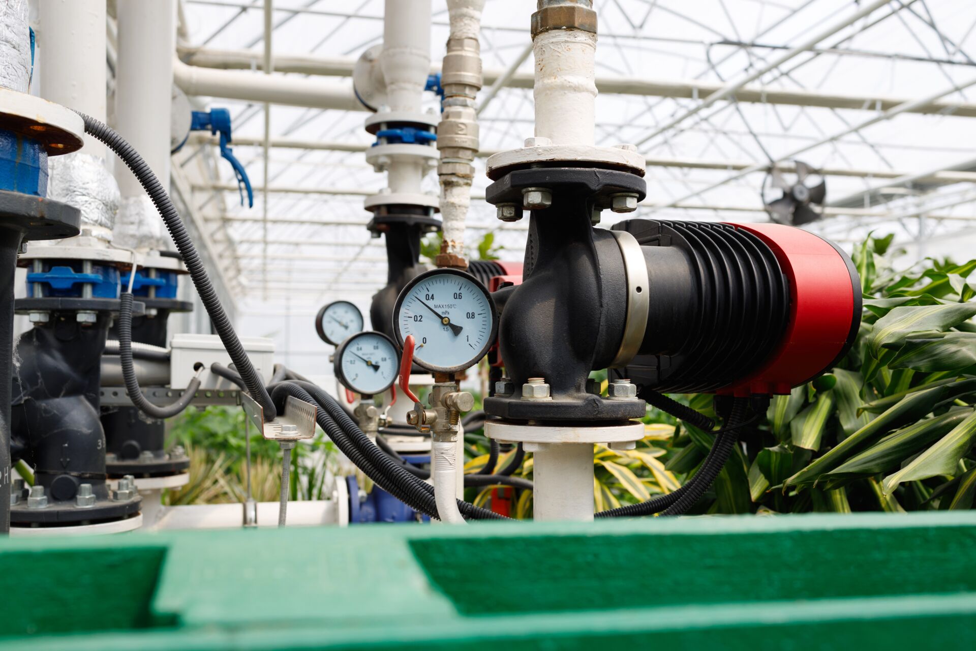 Pumpe mit Elektromotor in einer Gewächshausanlage