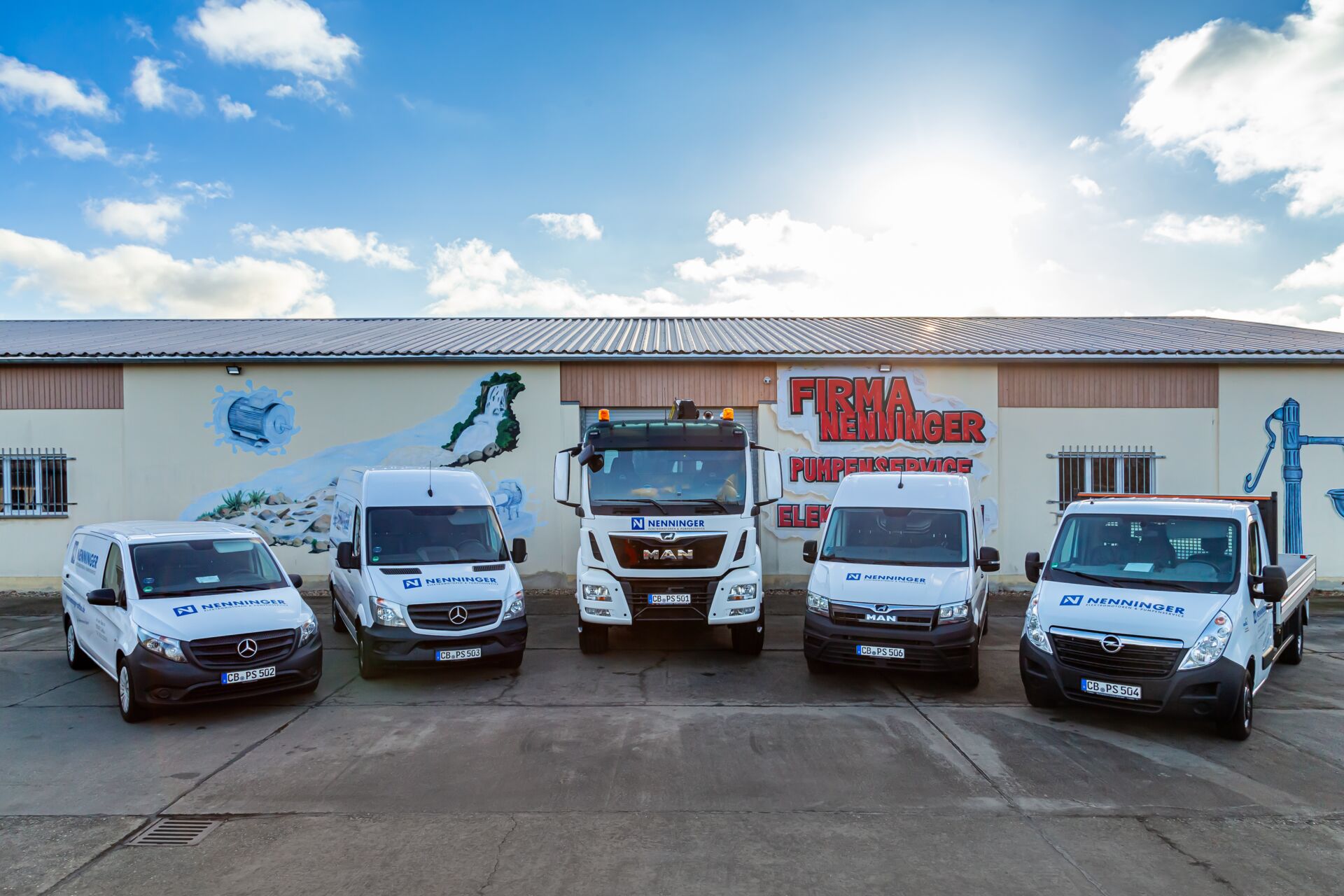 Vier weiße Transporter, darunter ein größerer LKW, stehen vor einem modernen Gebäude. Die Fahrzeuge sind für den Einsatz in Elektromobilität und Pumpenservices ausgestattet.