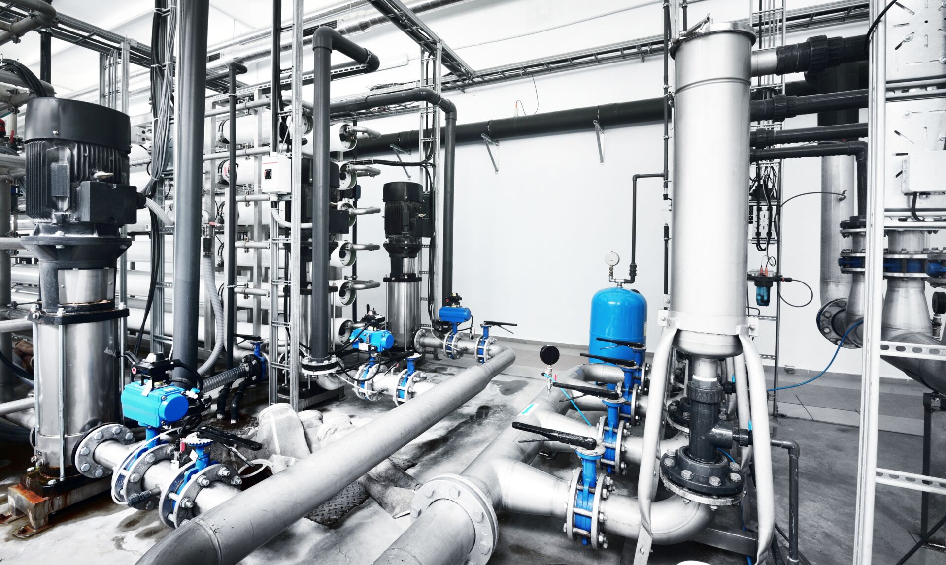 Industrielle Anlage mit Elektromotoren und Pumpen